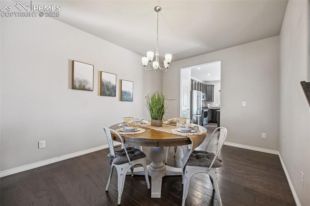 Image 10 of 50: Dining Area