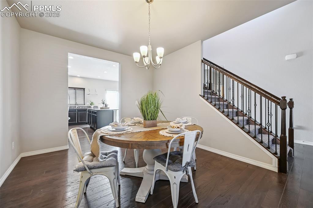 Image 11 of 50: Dining Area