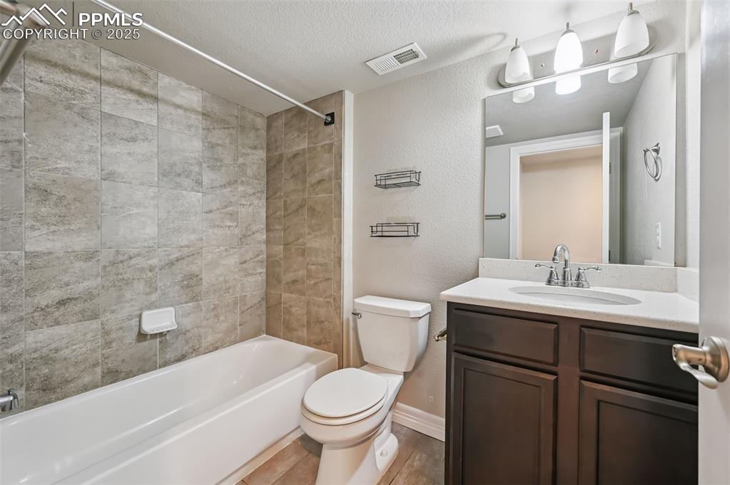 Image 14 of 50: Bathroom