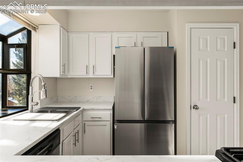 Image 12 of 33: Kitchen