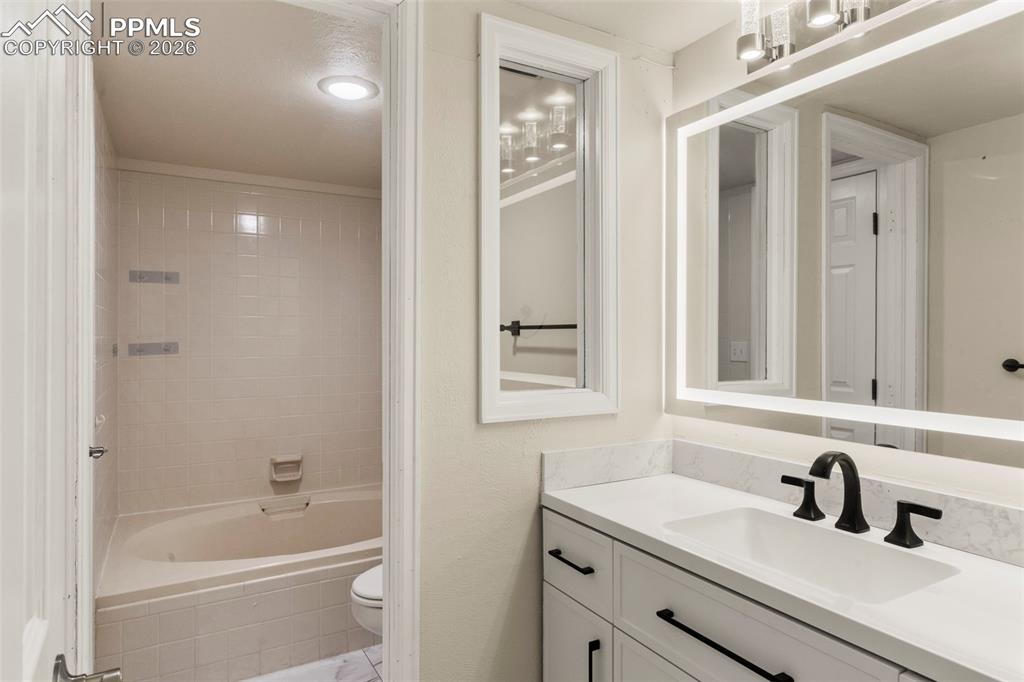 Image 15 of 33: Bathroom