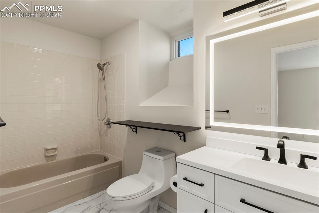 Image 19 of 33: Bathroom