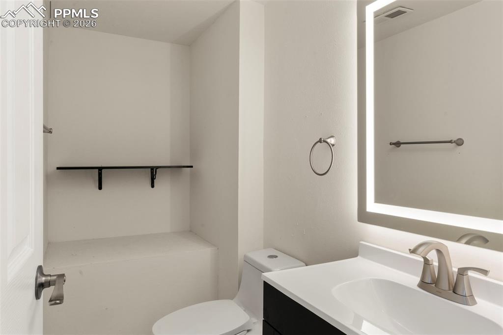 Image 23 of 33: Bathroom