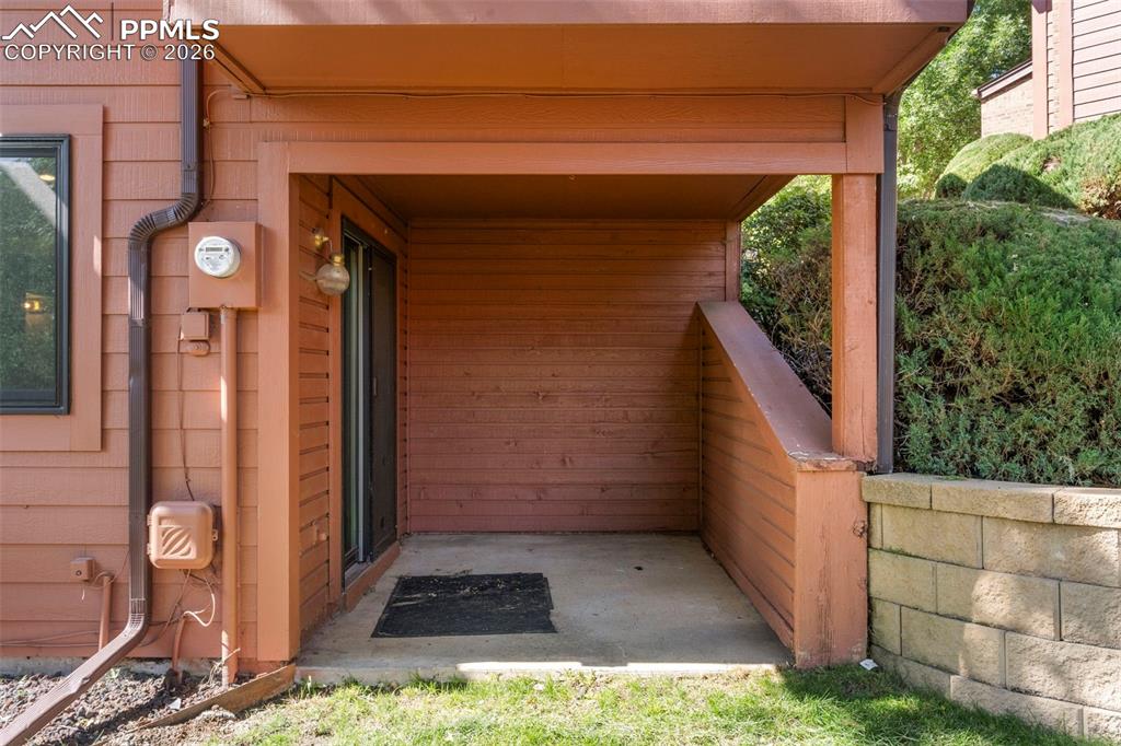 Image 26 of 33: Entry