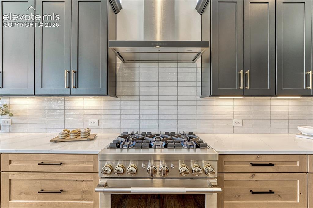 Image 12 of 50: Kitchen