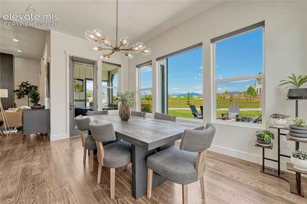 Image 16 of 50: Dining Area