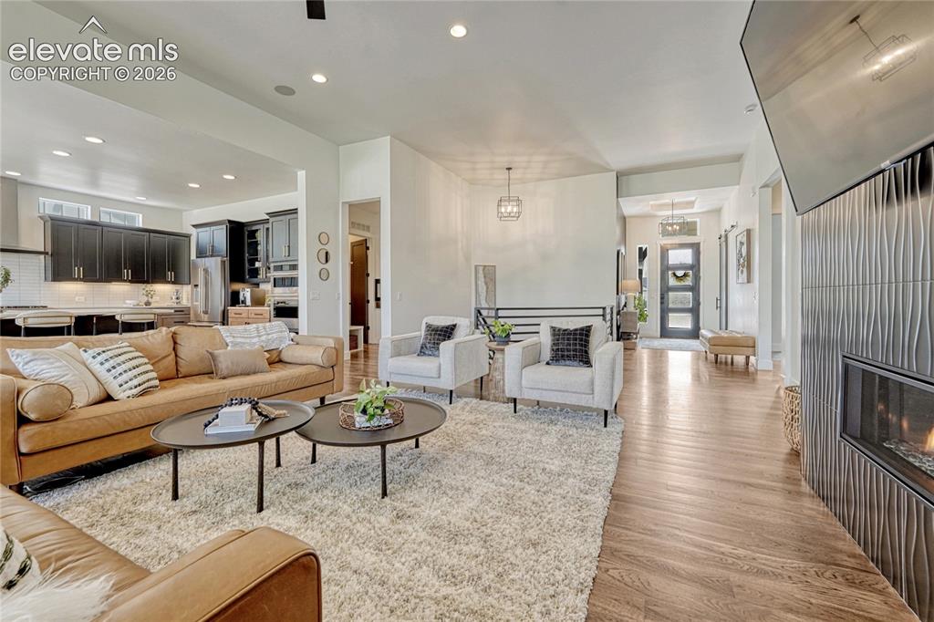 Image 8 of 50: Living Room