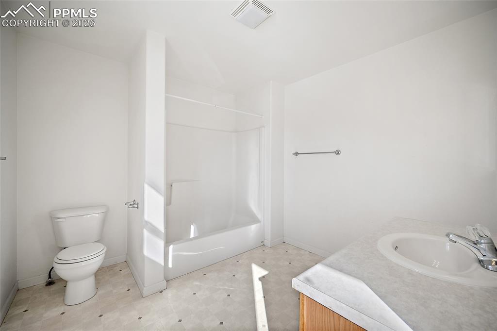 Image 17 of 31: Bathroom