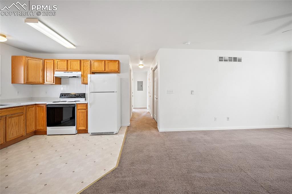 Image 4 of 31: Kitchen