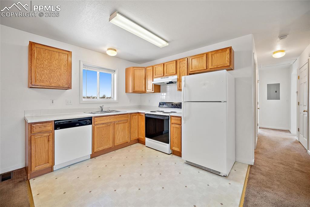 Image 6 of 31: Kitchen