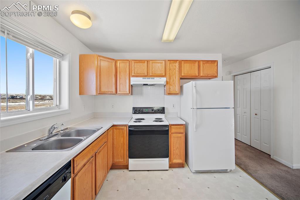 Image 7 of 31: Kitchen