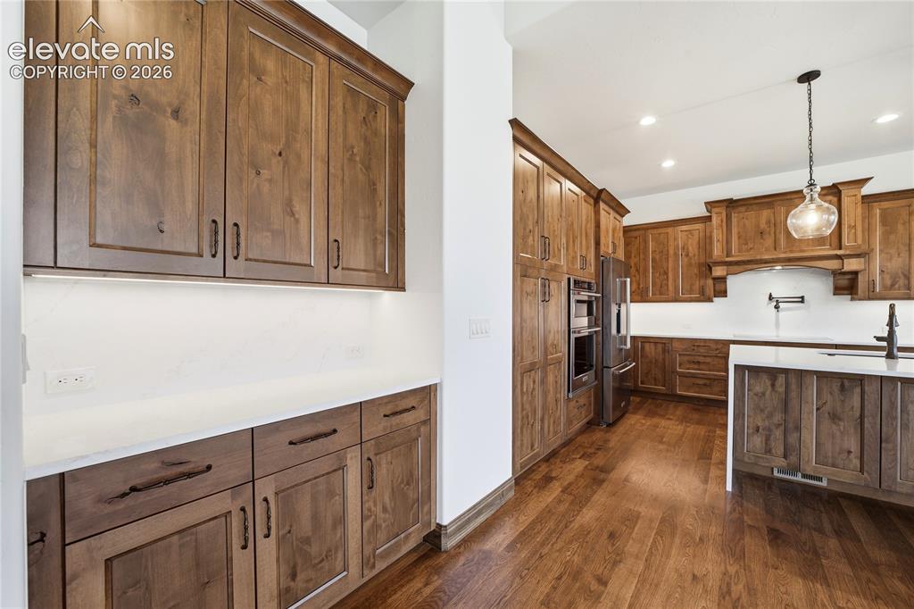 Image 10 of 50: Kitchen