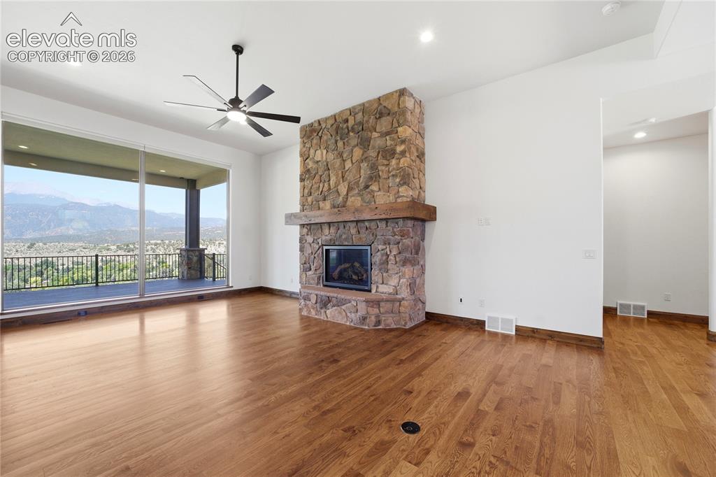 Image 18 of 50: Living Room