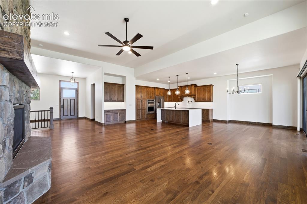 Image 19 of 50: Living Room