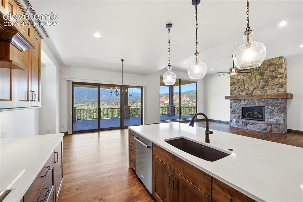 Image 8 of 50: Kitchen