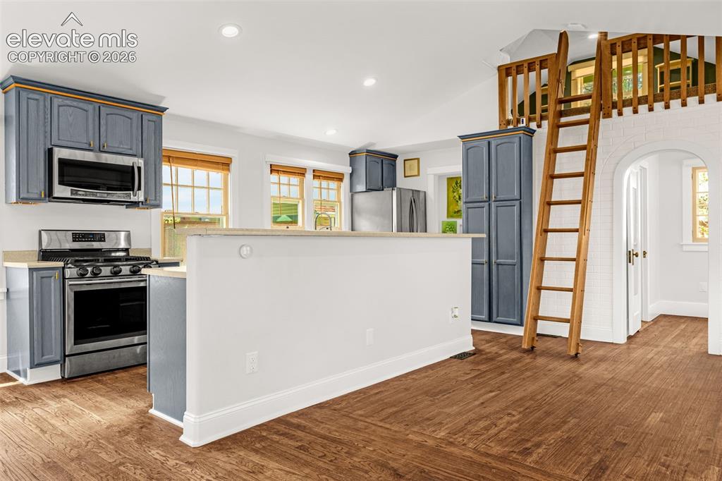 Image 10 of 44: Kitchen