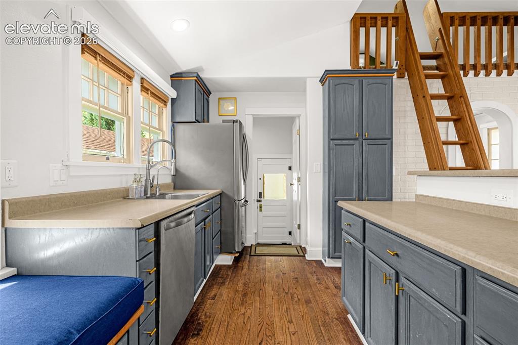 Image 12 of 44: Kitchen