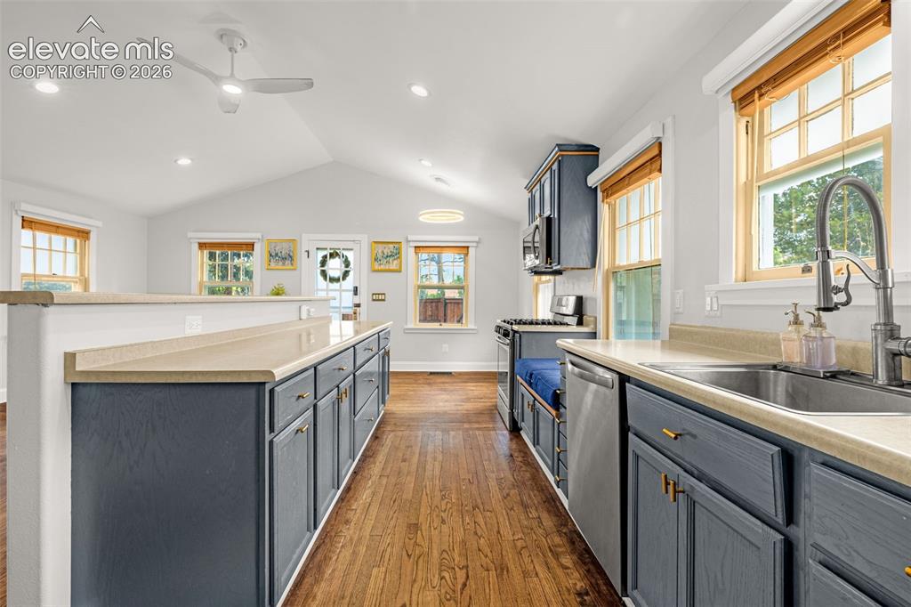 Image 14 of 44: Kitchen