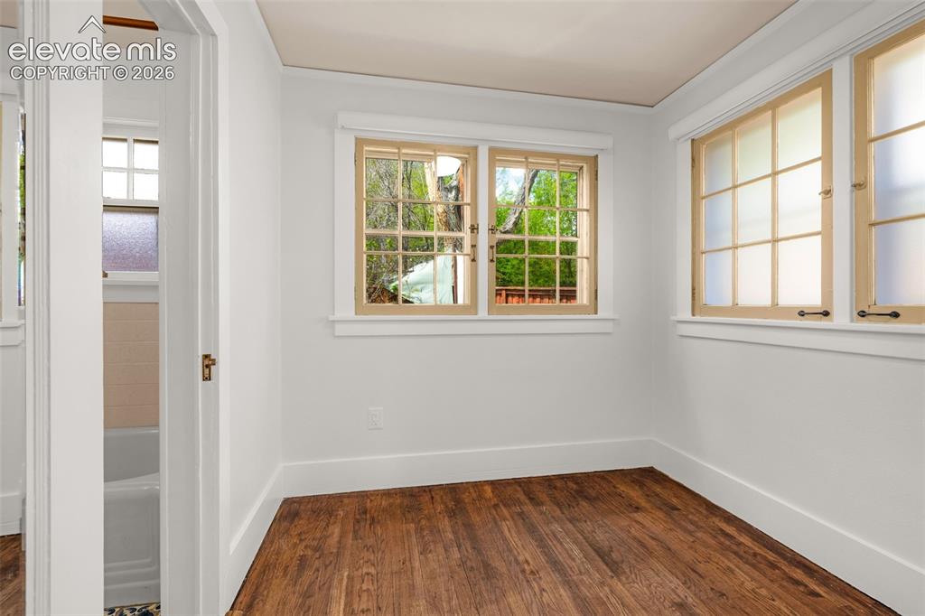 Image 19 of 44: Office