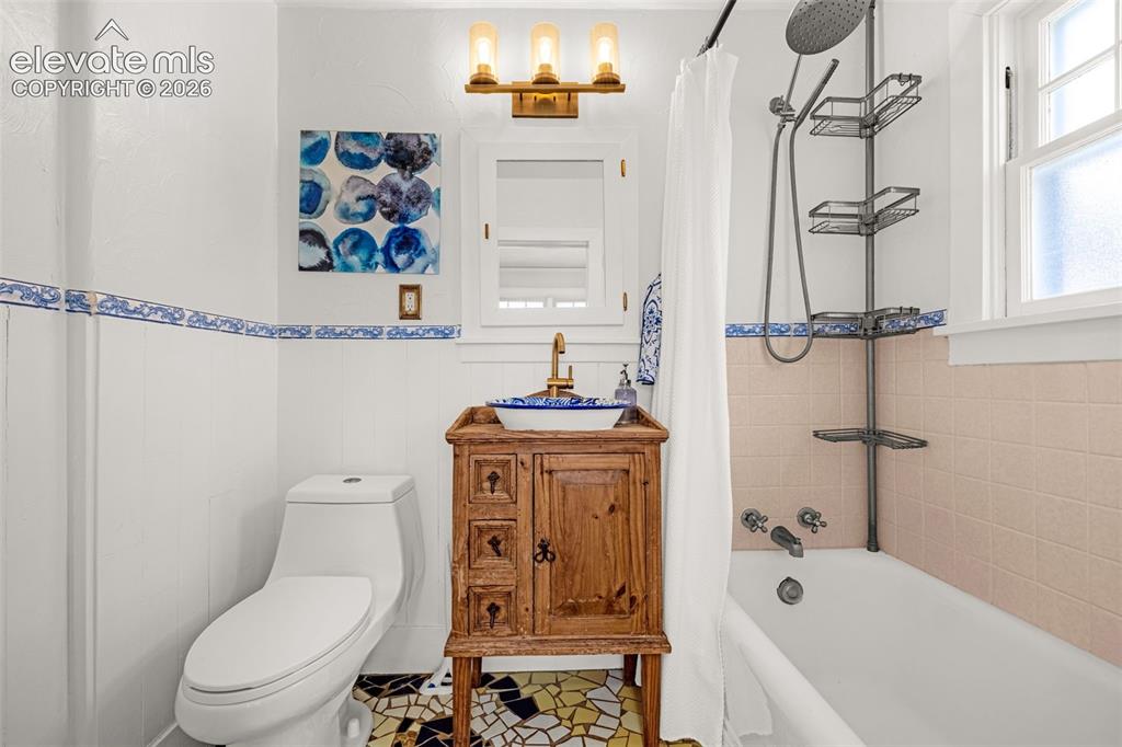 Image 20 of 44: Bathroom