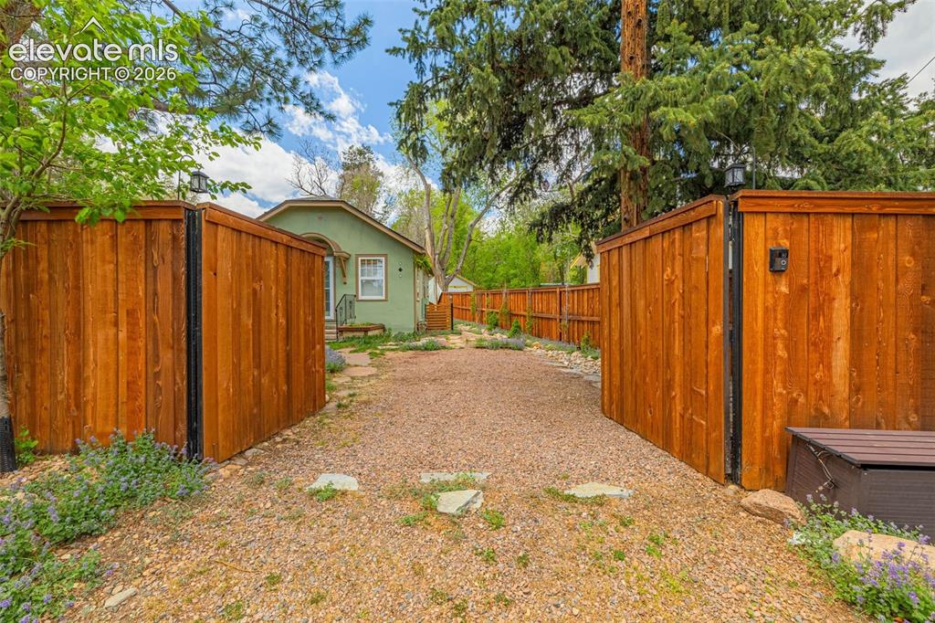 Image 31 of 44: Driveway entrance