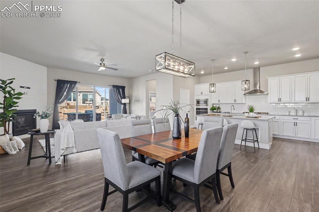 Image 12 of 42: Dining Area