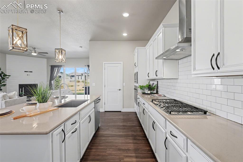 Image 17 of 42: Kitchen