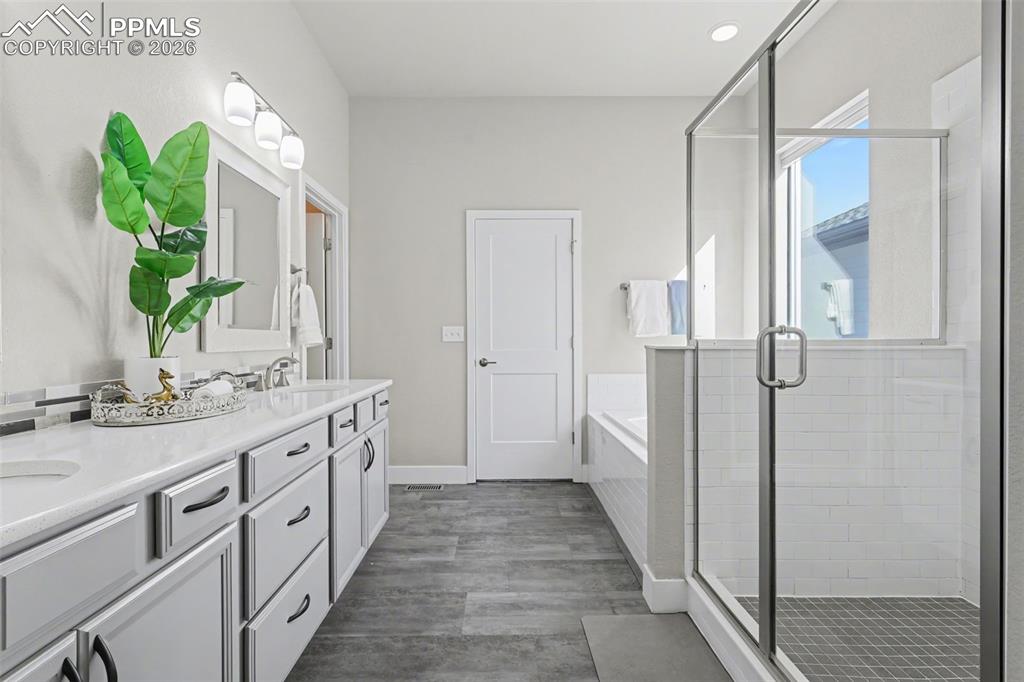 Image 25 of 42: Bathroom