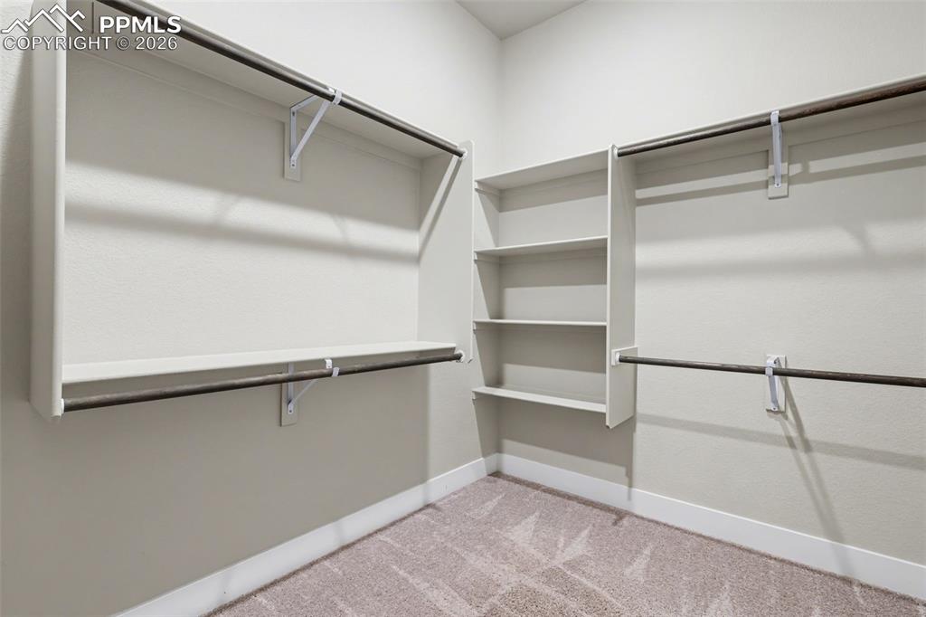 Image 27 of 42: Closet