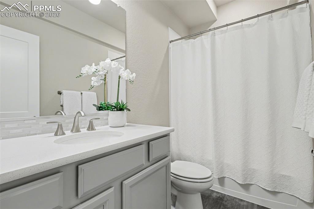 Image 35 of 42: Bathroom