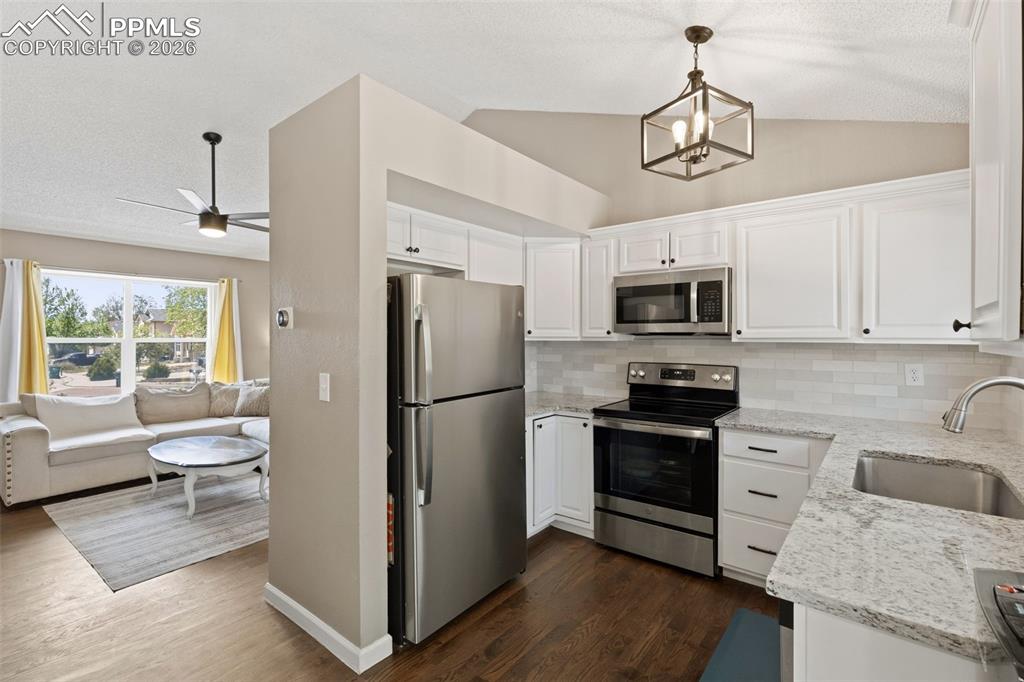 Image 19 of 37: Kitchen