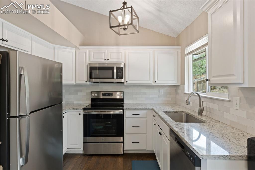 Image 20 of 37: Kitchen