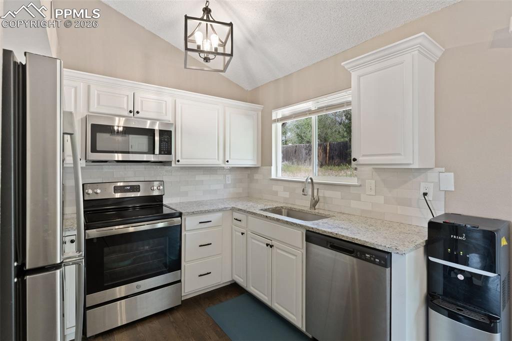 Image 21 of 37: Kitchen