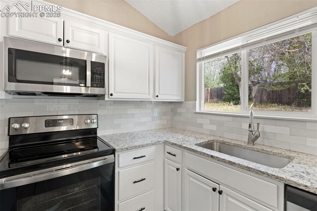 Image 22 of 37: Kitchen