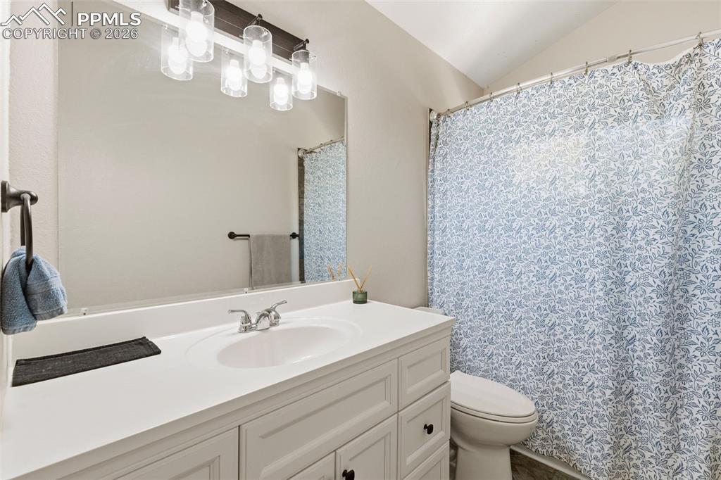 Image 25 of 37: Bathroom