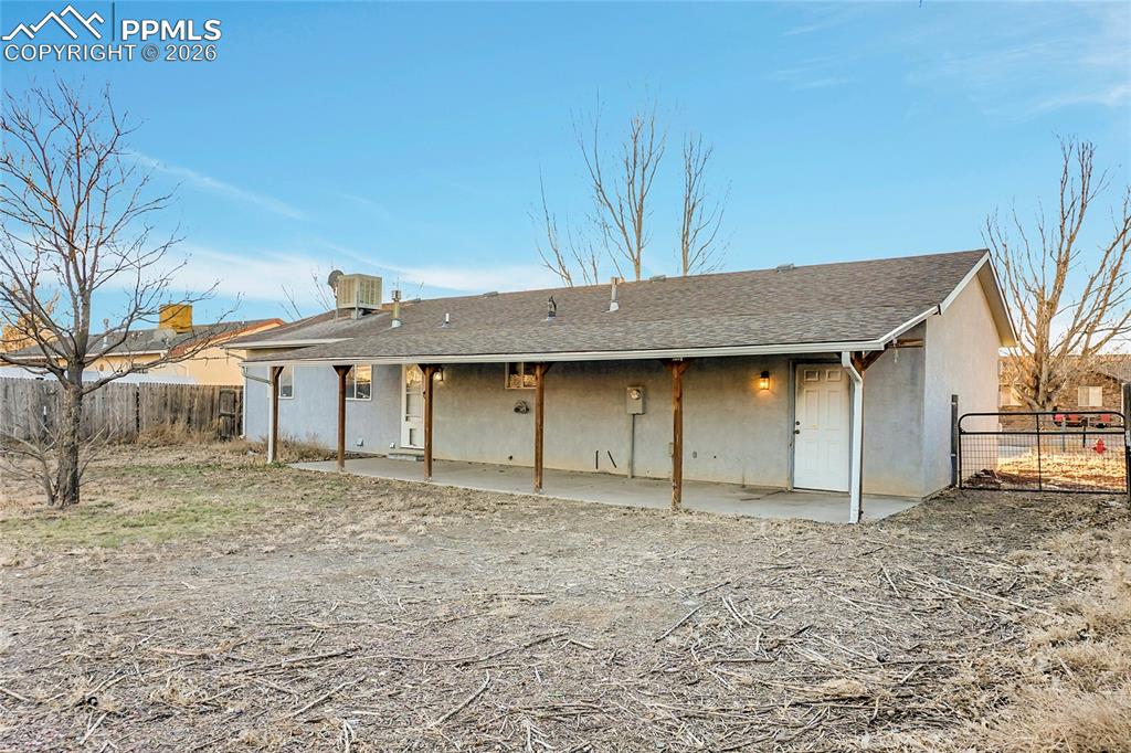 Image 29 of 33: Wide side gate provides access to driveway