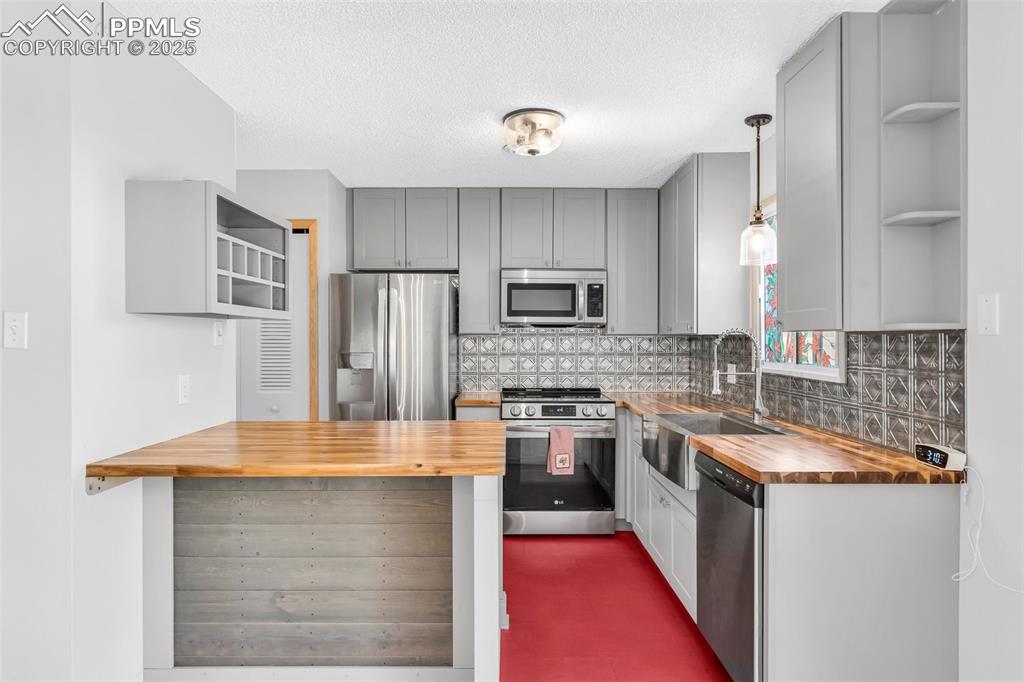 Image 16 of 32: Kitchen