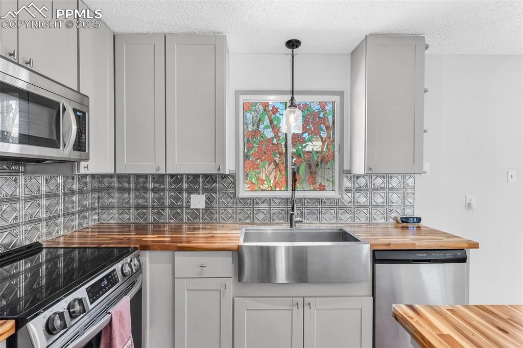 Image 17 of 32: Kitchen