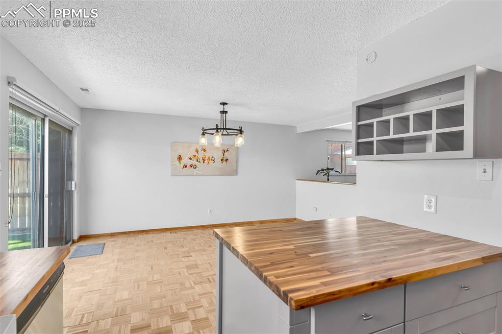 Image 18 of 32: Kitchen