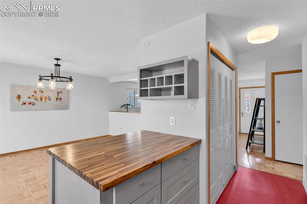 Image 19 of 32: Kitchen