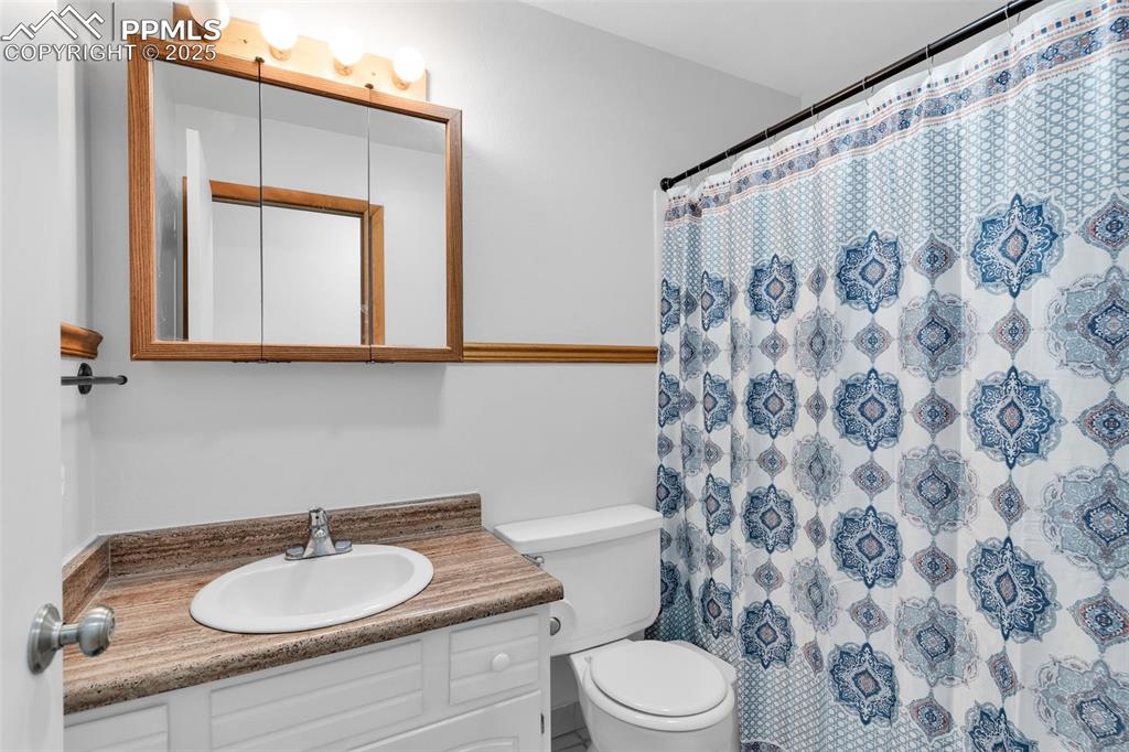 Image 22 of 32: Bathroom