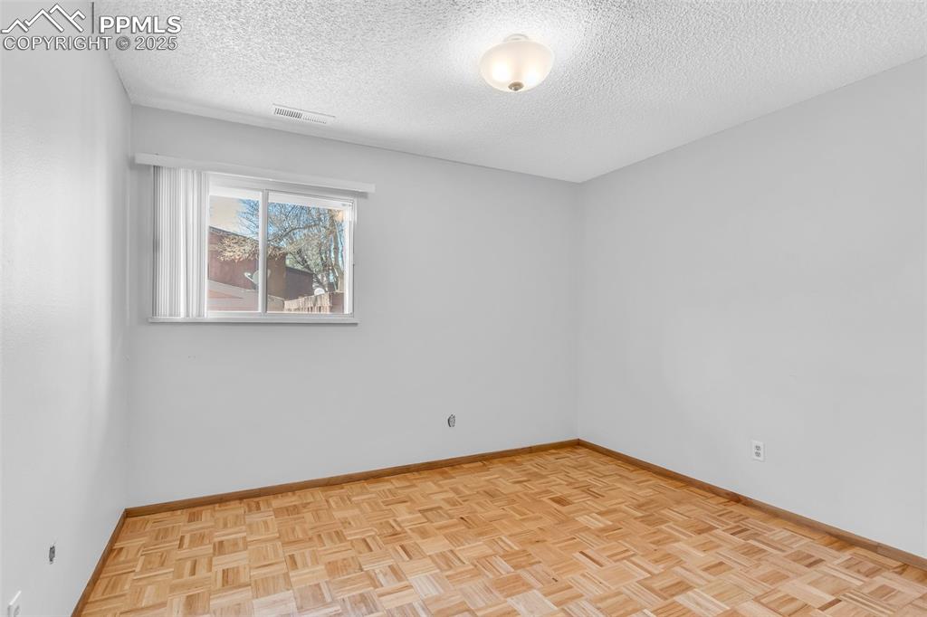 Image 23 of 32: Bedroom