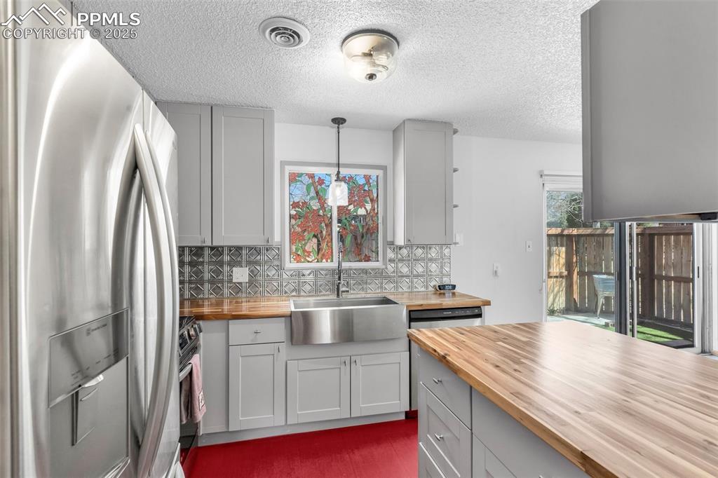 Image 3 of 32: Kitchen