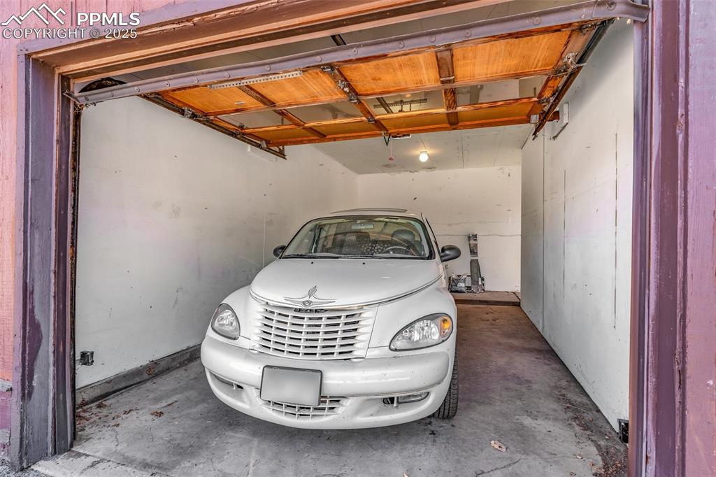 Image 32 of 32: Room in back for small workshop or hobbies