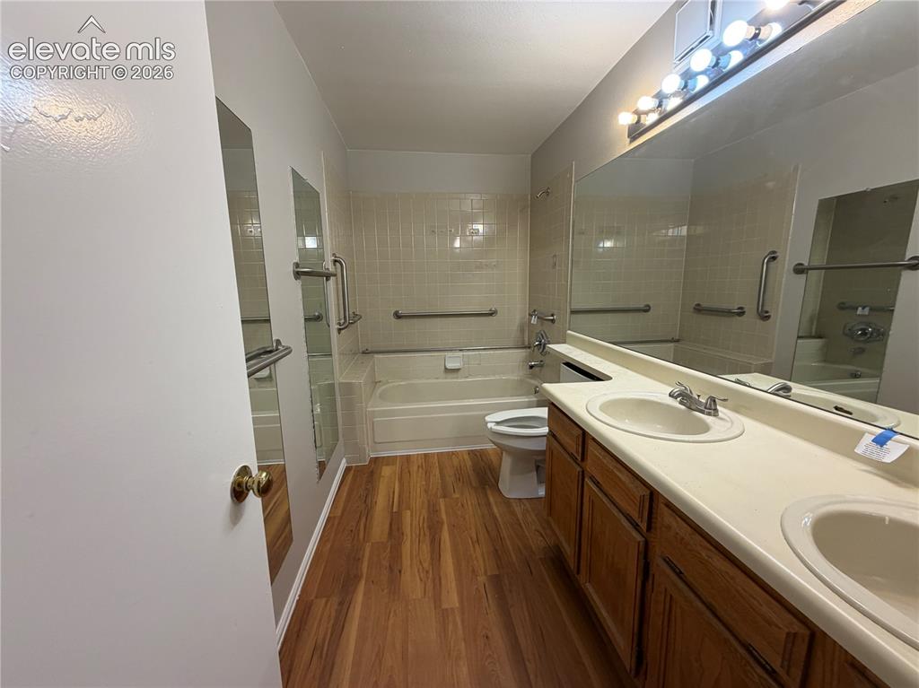 Image 15 of 18: Bathroom