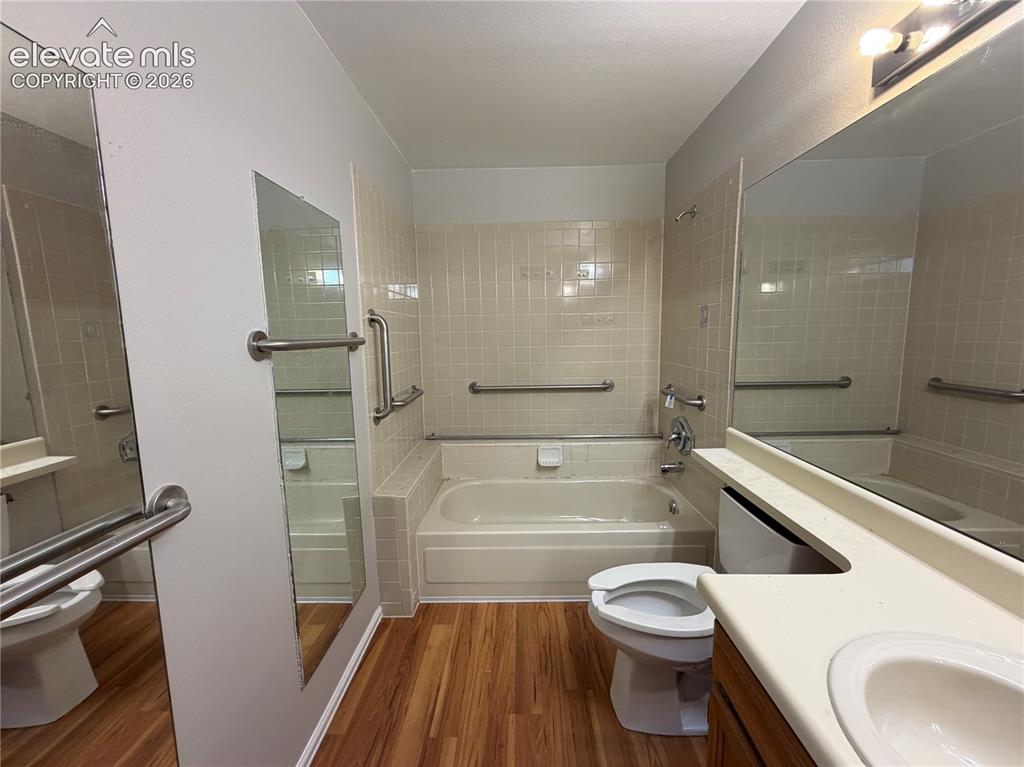 Image 16 of 18: Bathroom