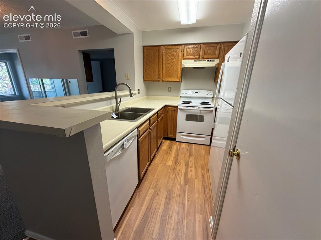 Image 3 of 18: Kitchen