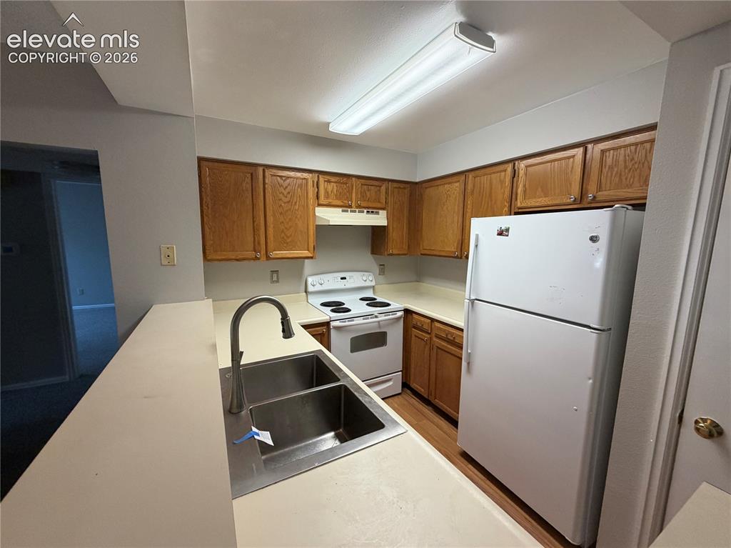 Image 4 of 18: Kitchen