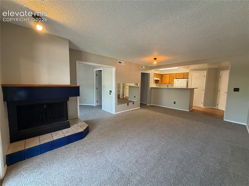 Image 6 of 18: Living Room