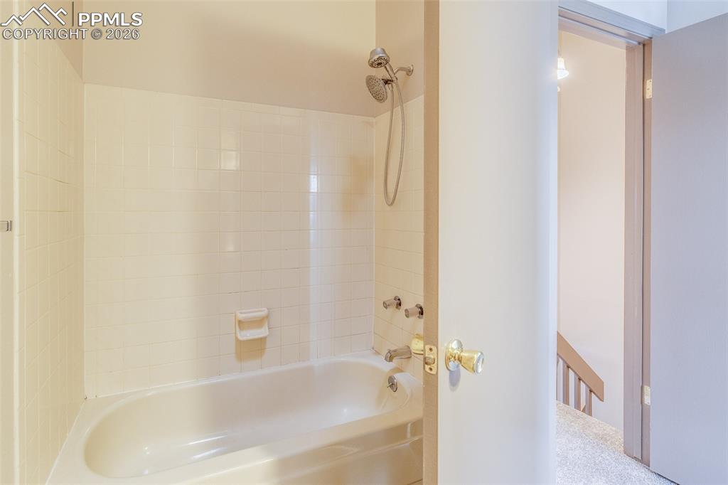 Image 16 of 33: Bathroom